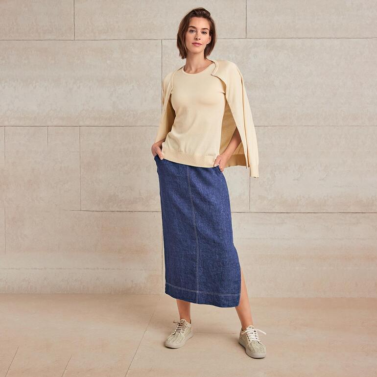Twin-set John Smedley Femme portant un ensemble essentiel John Smedley beige avec un jean long.