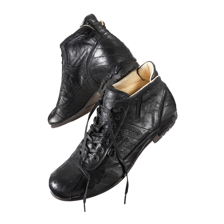 Baskets Yellow Cab noires avec dessus en simili cuir et lacets.