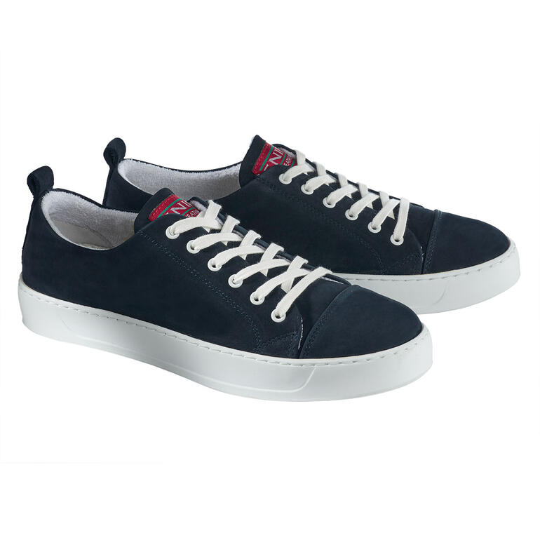 Baskets en nubuck lavables en bleu marine avec semelle claire, vues sous deux angles.