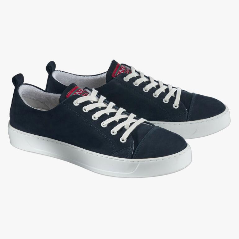Baskets en nubuck lavables en bleu marine avec semelle claire, vues sous deux angles.