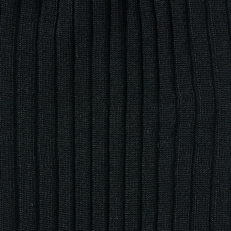 Noir Chaussettes en coton noir à côtes en détail.