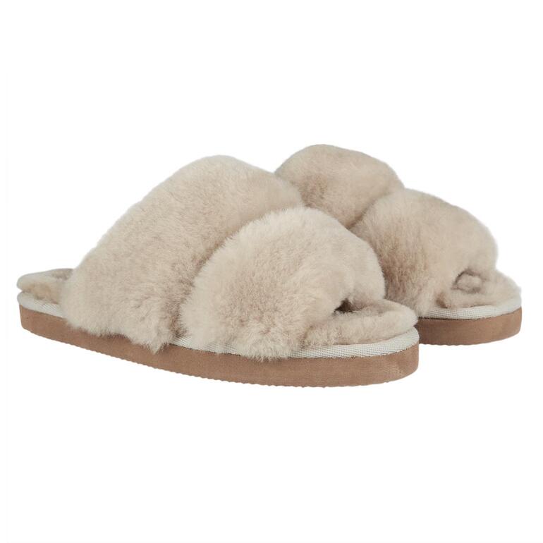 Deux chaussures en peau d'agneau de couleur beige côte à côte.