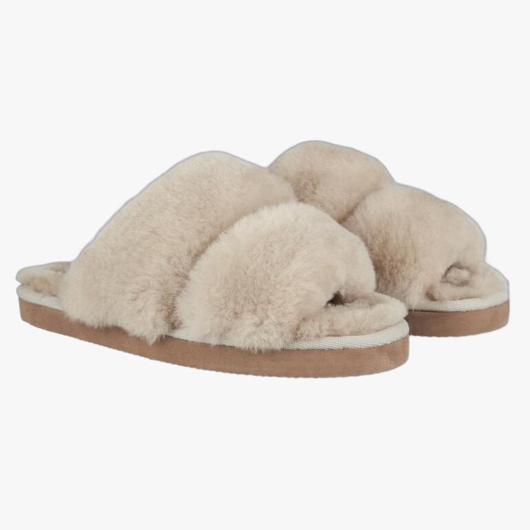 Deux chaussures en peau d'agneau de couleur beige côte à côte.