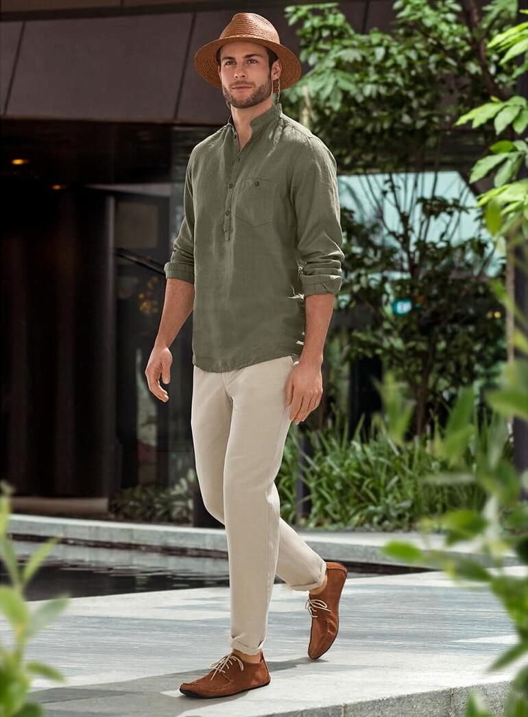 Mocassins en cuir Sole Runner® Homme en mocassins en cuir avec une tenue décontractée dans un environnement verdoyant.