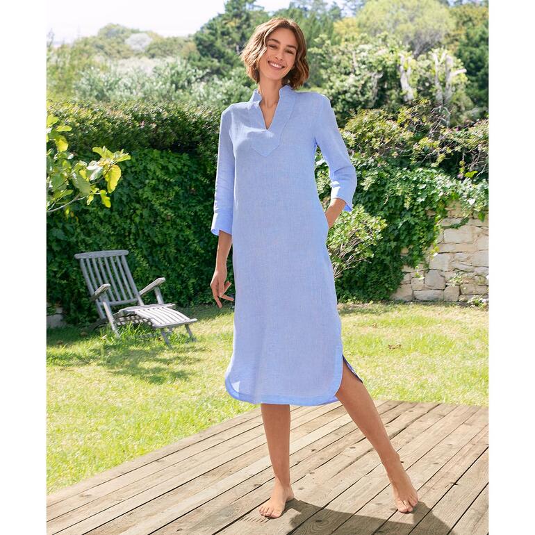 Robe tunique en lin Femme en robe tunique en lin bleu, debout dans le jardin