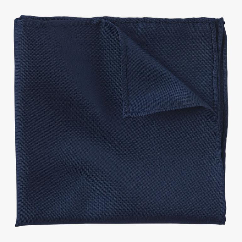 Pochette en soie Oxford bleu foncé pliée.
