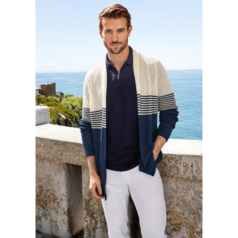 Homme portant un cardigan Resort en extérieur avec vue sur la mer.