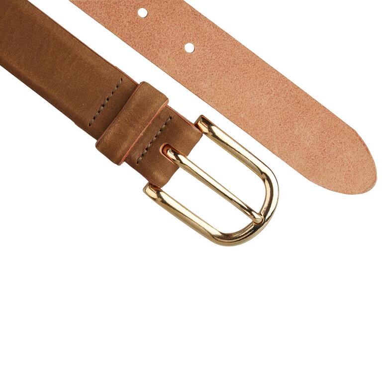 Olive Gros plan d'une ceinture en cuir bio marron pour femme avec boucle dorée.