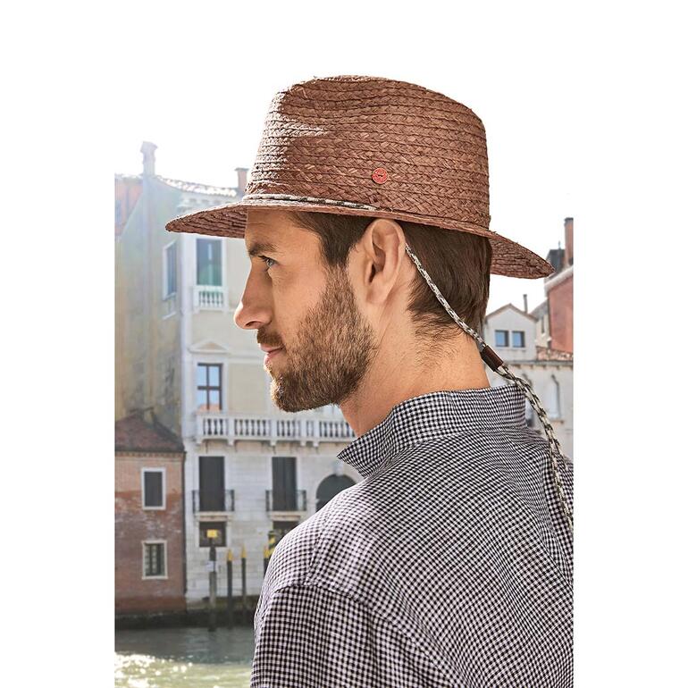 Chapeau dʼexplorateur Mayser Homme portant un chapeau Explorer Mayser devant des bâtiments historiques.