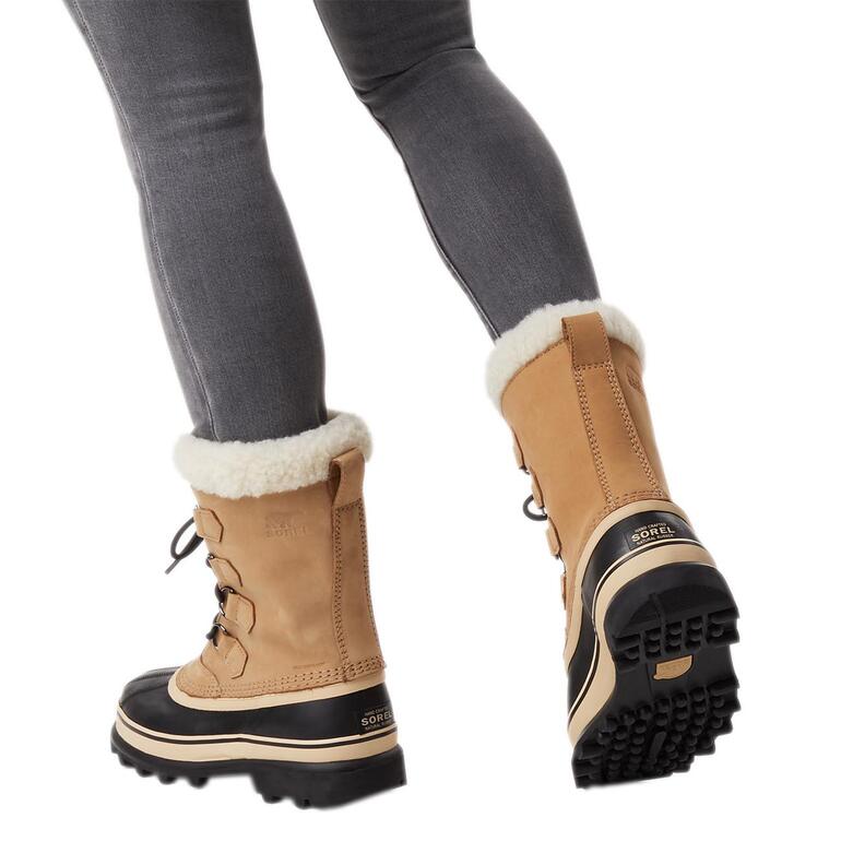 Femme, Camel Femme portant des bottes d'hiver Sorel 'Caribou' en beige avec une semelle noire.