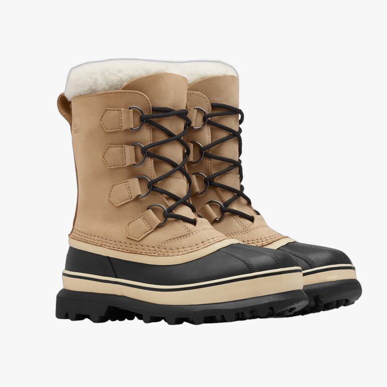 Paire de bottes d'hiver Sorel 'Caribou' en beige et noir sur fond clair.