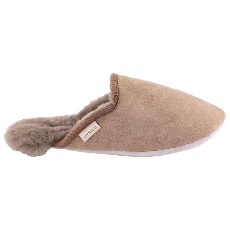Pierre Vue de côté des chaussons en laine de mouton Shepherd, beige avec doublure douce.