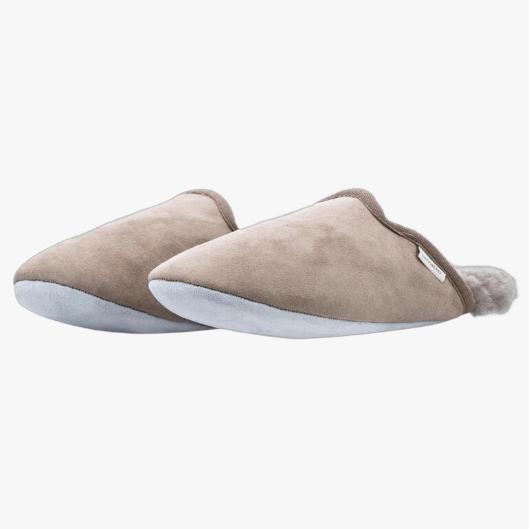 Deux chaussons en laine de mouton Shepherd en beige, vus de côté avec doublure douce.