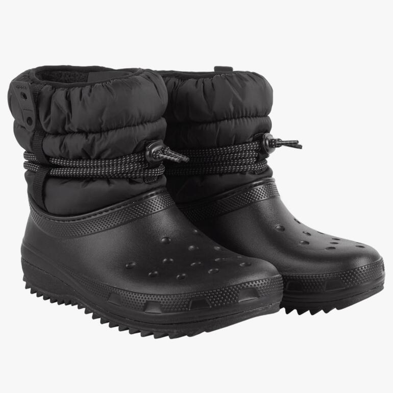 Deux paires de bottes d'hiver Crocs™ noires côte à côte.
