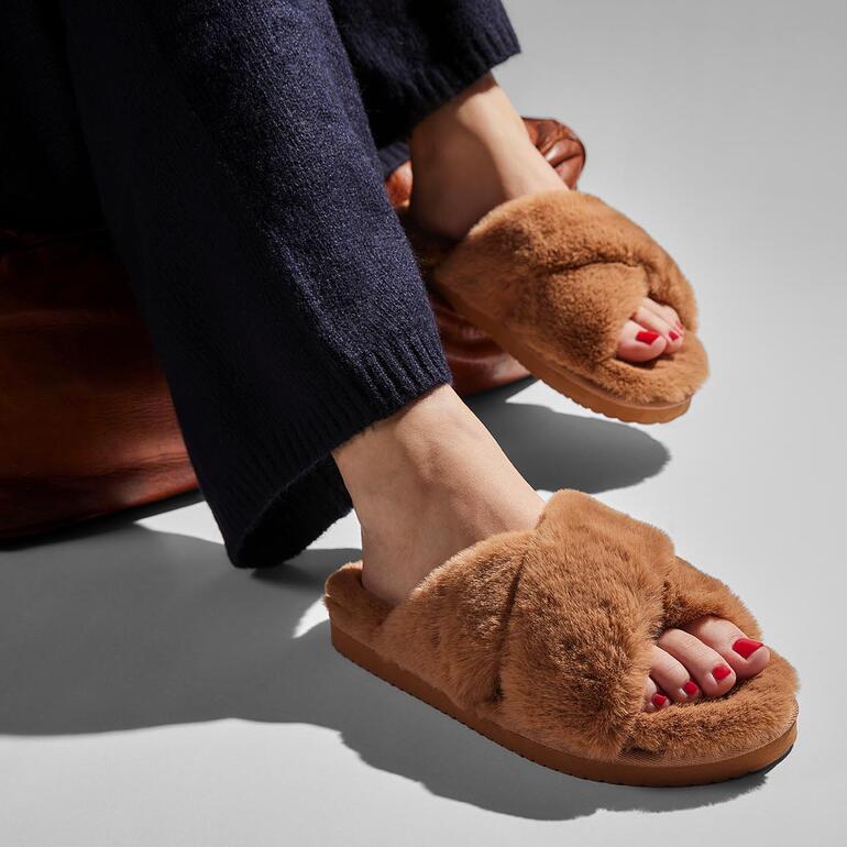 Pantoufles en fausse fourrure de flip*flop® en marron, confortablement portées