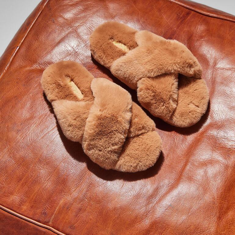 Pantoufles en fausse fourrure flip*flop® Chaussons en fausse fourrure beige, vue de dessus et de dessous.