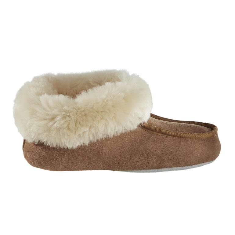 Vue latérale des bottes en laine d'agneau beiges avec un col doux.