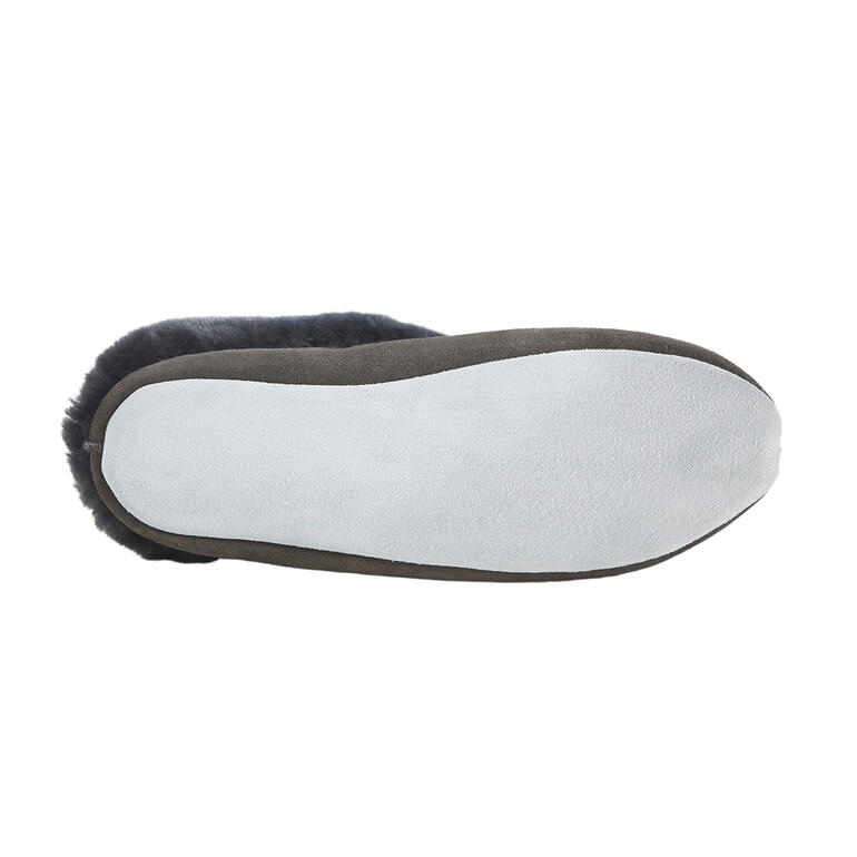 Vue du bas des bottes en laine d'agneau gris foncé avec une semelle douce.