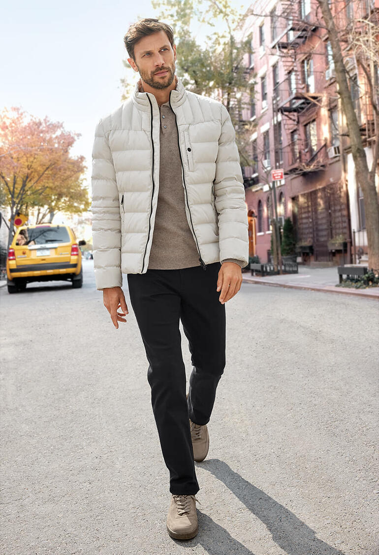 Jean Perma Black Homme en baskets de basketball sur une rue de la ville, couleurs vives.