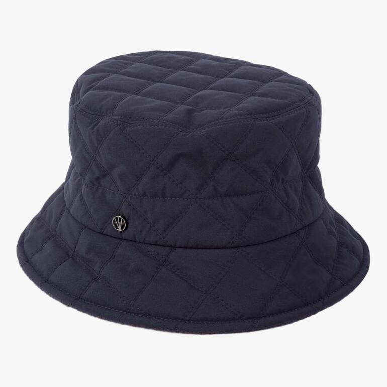 Chapeau de pluie matelassé bleu foncé avec surface lisse et logo sur le côté.