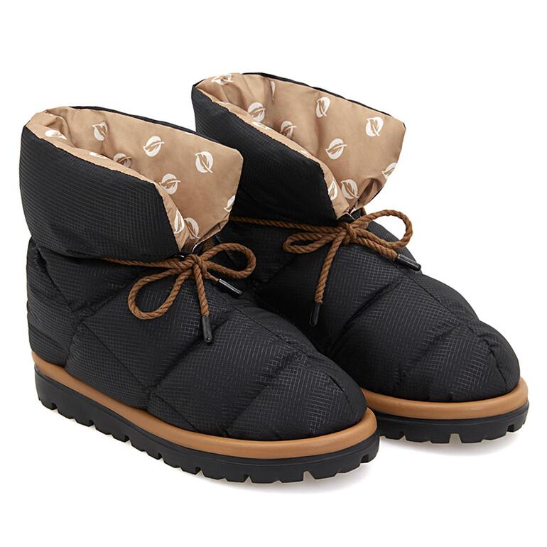 Bottes en duvet noires vues de côté avec tige doublée.
