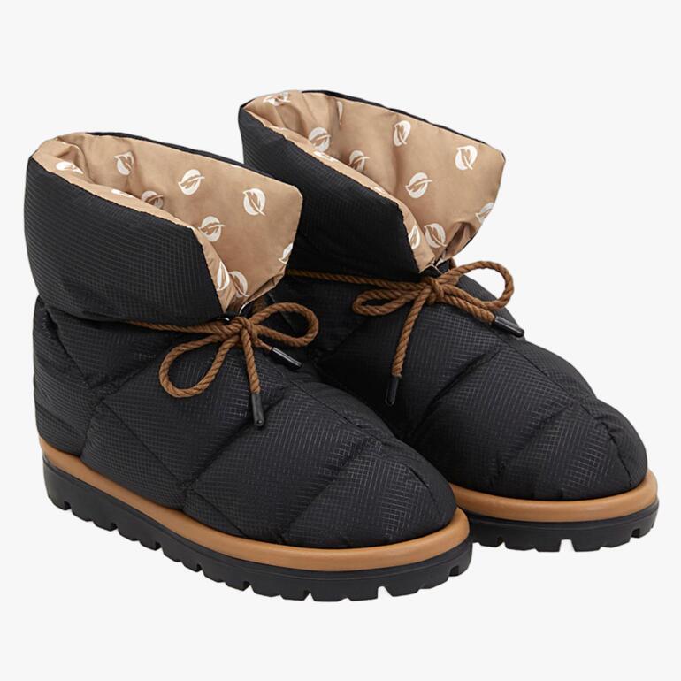 Bottes en duvet noires vues de côté avec tige doublée.