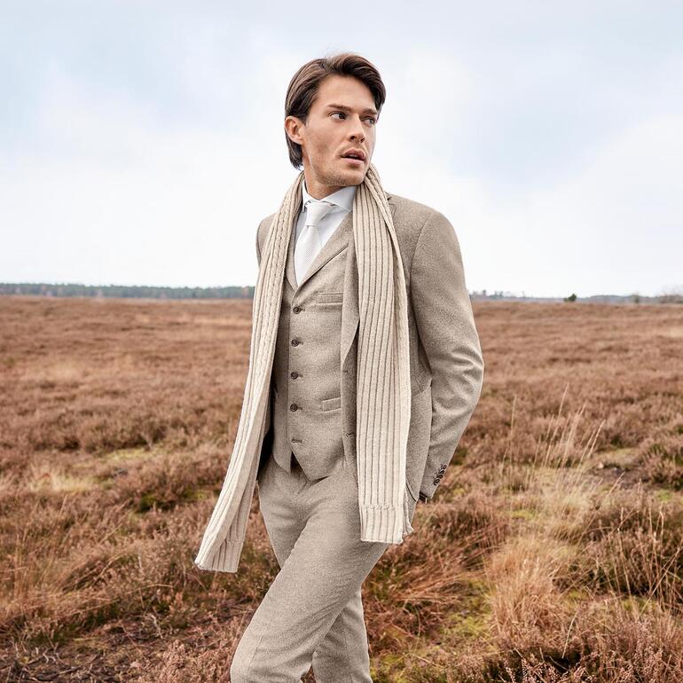 Veste, Gilet et Pantalon Homme en veste soft donegal avec écharpe à l'extérieur.