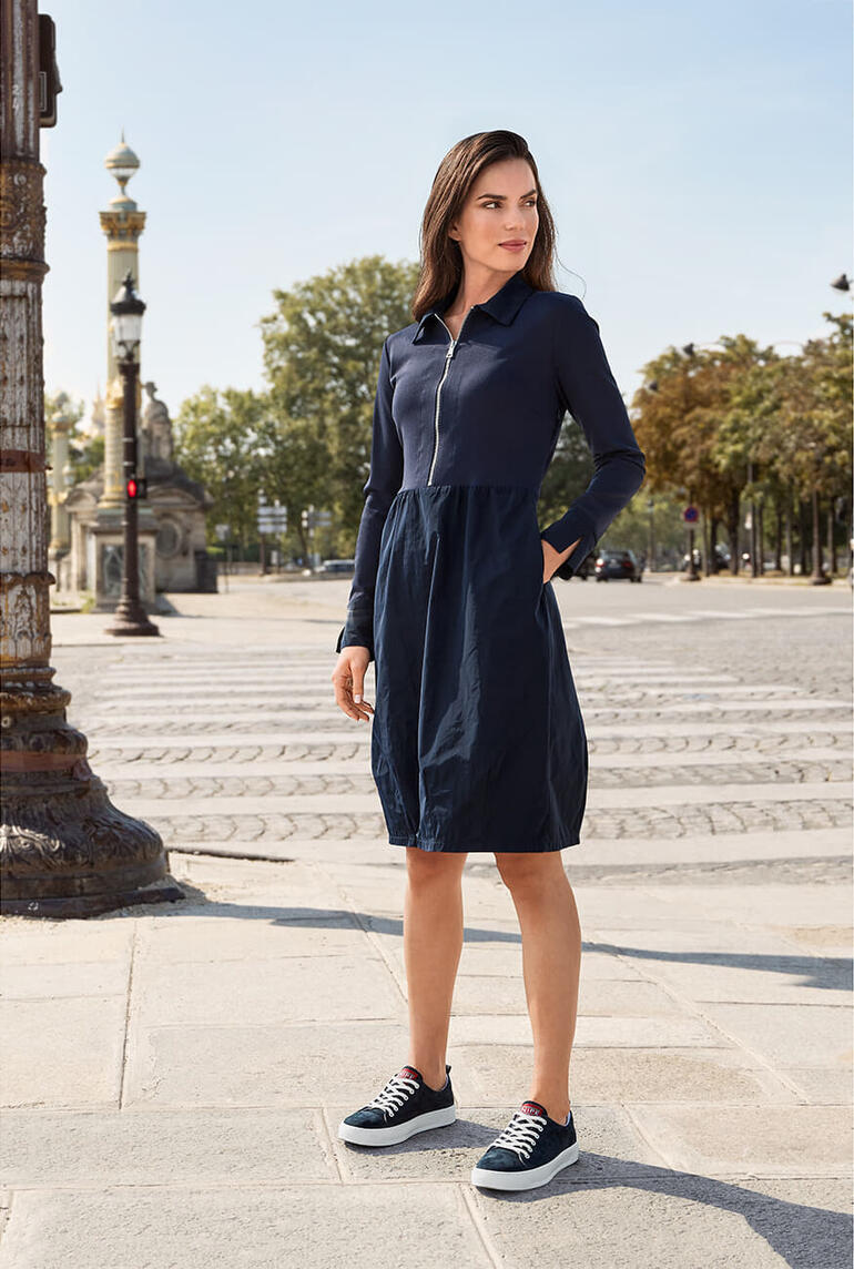 Robe décontractée Vicario Cinque Femme en robe casual navy à un coin de rue avec des bâtiments historiques.