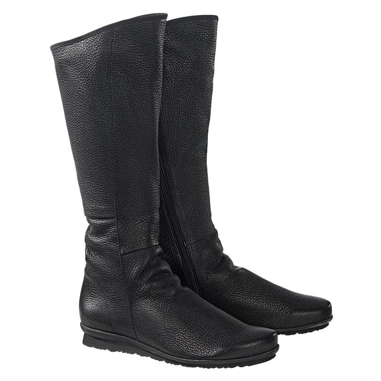 Une paire de bottes en cuir de cerf arche en noir, vue de face