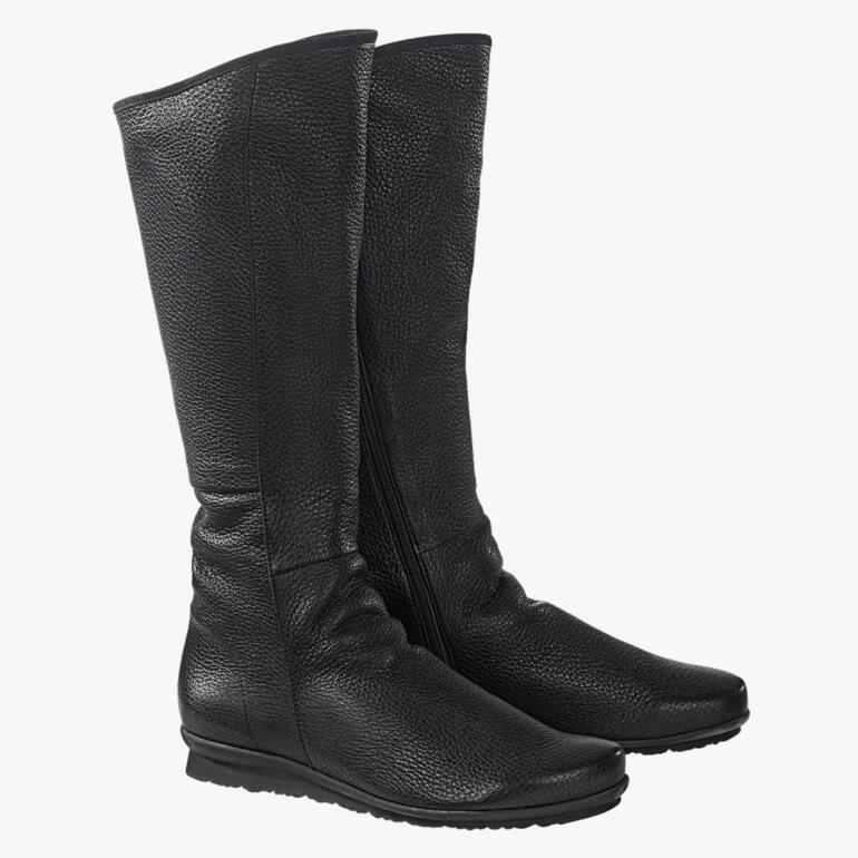 Une paire de bottes en cuir de cerf arche en noir, vue de face