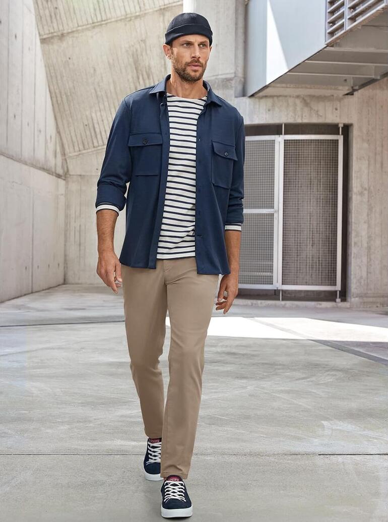 Homme en tenue décontractée avec des baskets en nubuck lavables.