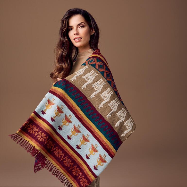 Écharpe en alpaga tricotée main Femme portant une écharpe en alpaga tricotée à la main avec un motif coloré.