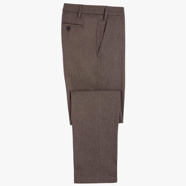 Pantalon en cachemire-wool Eurex by Brax en marron, plié élégamment.