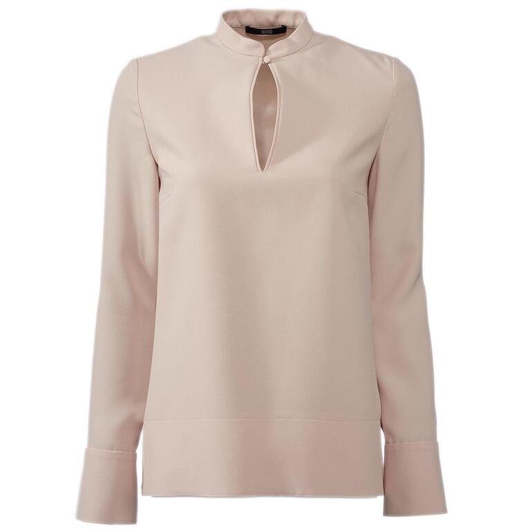 Vue de face d'une blouse beige avec un col montant.