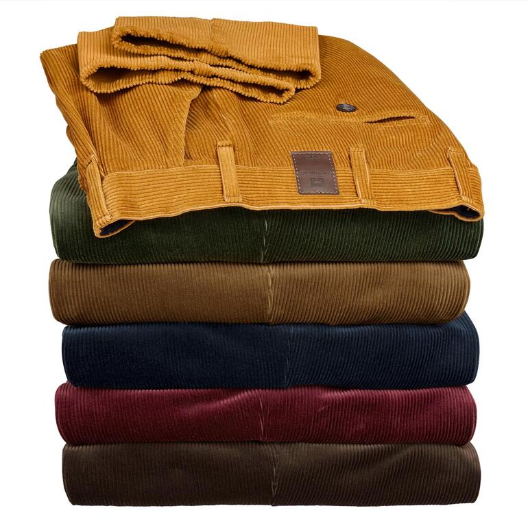 Pantalons en velours côtelé Kindermann empilés dans différentes couleurs, soigneusement empilés.
