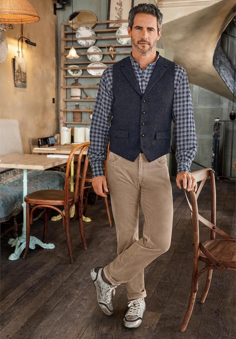 Pantalon 5 poches en velours côtelé Homme portant un gilet en tweed gris foncé avec un motif à carreaux