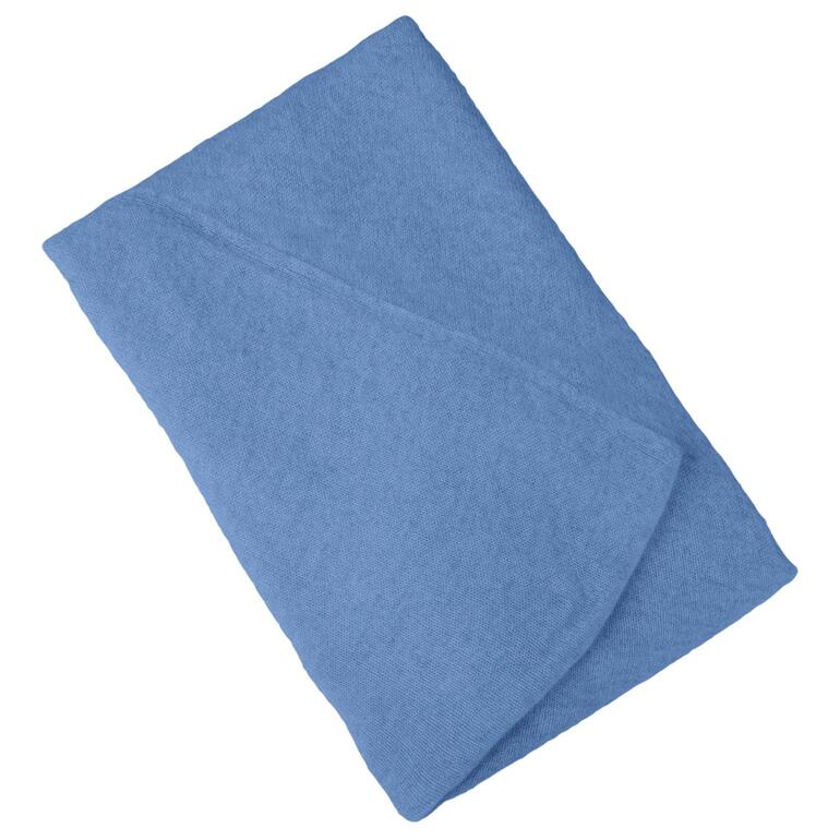 Bleu Foulard triangulaire en cachemire bleu drapé sur une surface blanche.