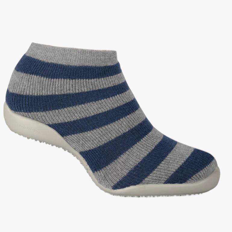 Chaussettes de maison rayées en marine et gris, vue de profil.
