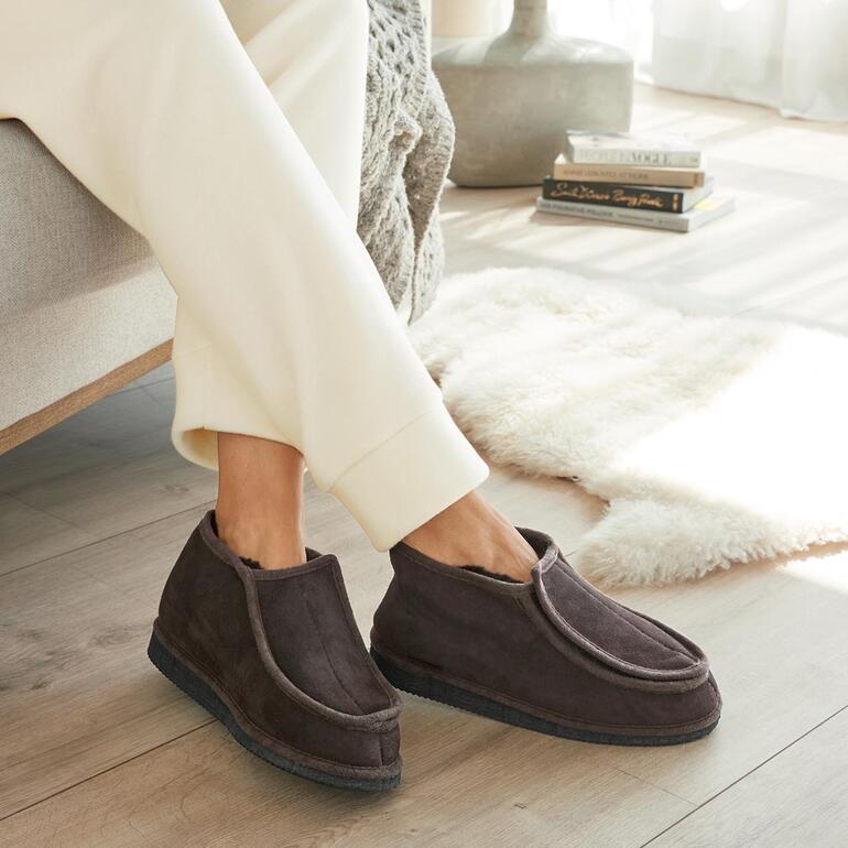Chaussons à patte auto-agrippante OCONI, homme ou femme Chaussons bruns foncés avec fermeture velcro et doublure douce.