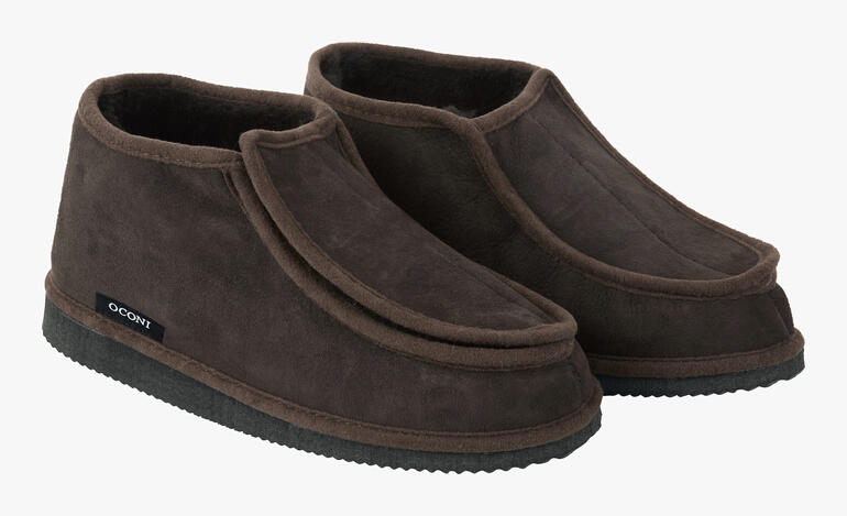 Chaussons bruns foncés en paire.