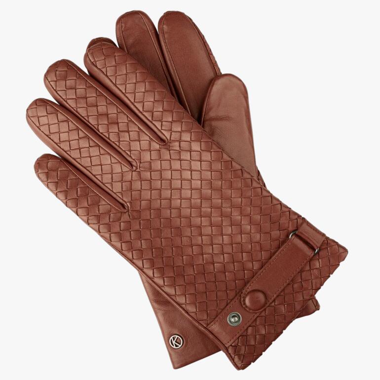 Gants en cuir tressé marron, couchés.