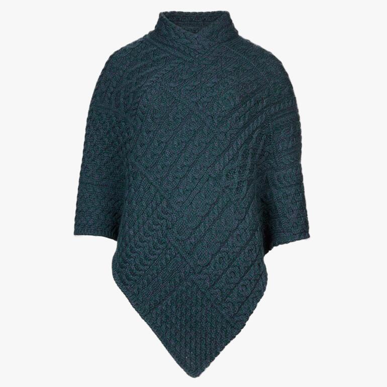 Vue avant du poncho Aran IrelandsEye en couleurs aquamarine.