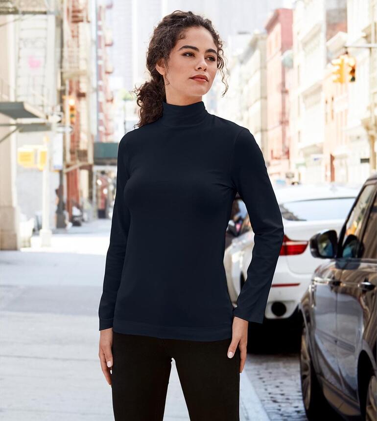 Marine Femme portant un haut en coton/cachemire noir dans la rue.