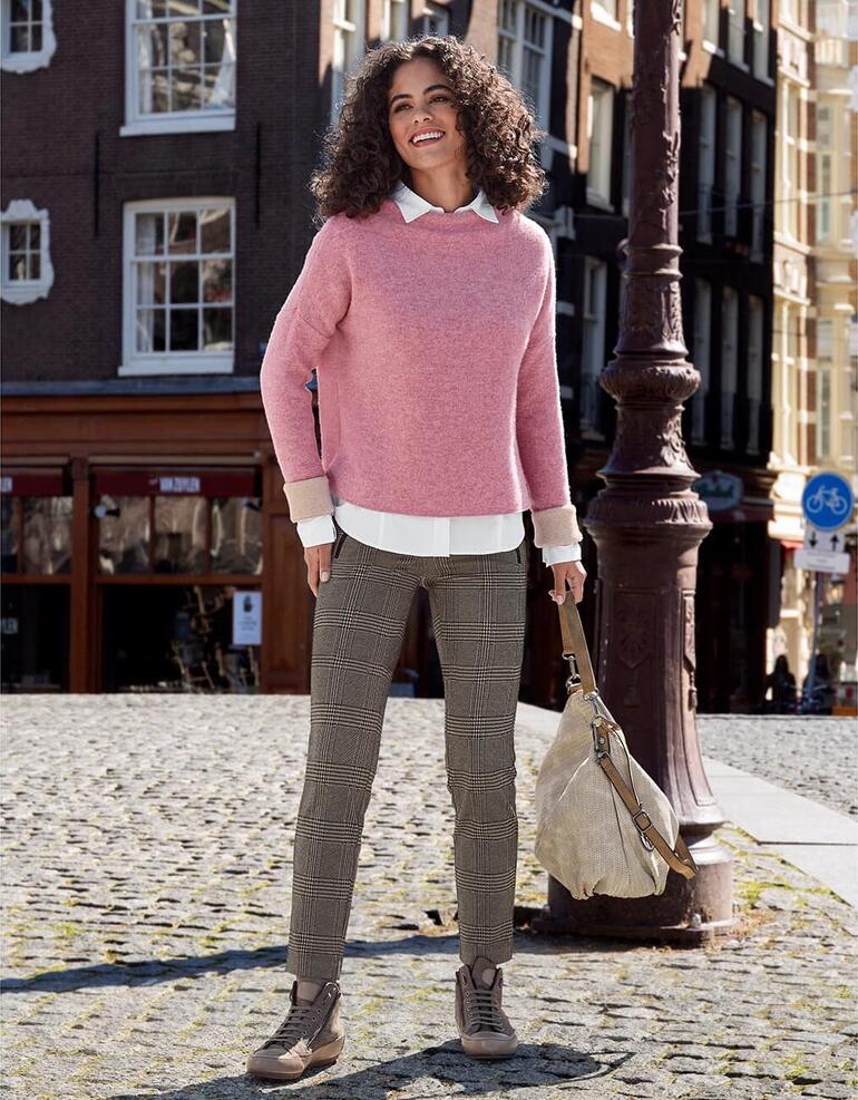 Sneaker hivernale Candice Cooper Femme en pantalon à carreaux sur une rue pavée