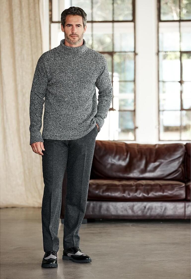 Pull antarctique Tom Crean Homme portant un pull antarctique gris devant un fond confortable