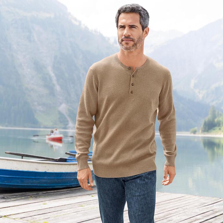 Chemise henley en interlock Junghans 1954 Homme portant un henley en interlock dans un environnement naturel