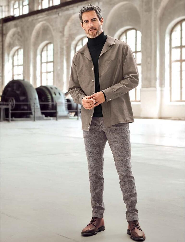 Chemise en alpaga marron avec poche poitrine.
