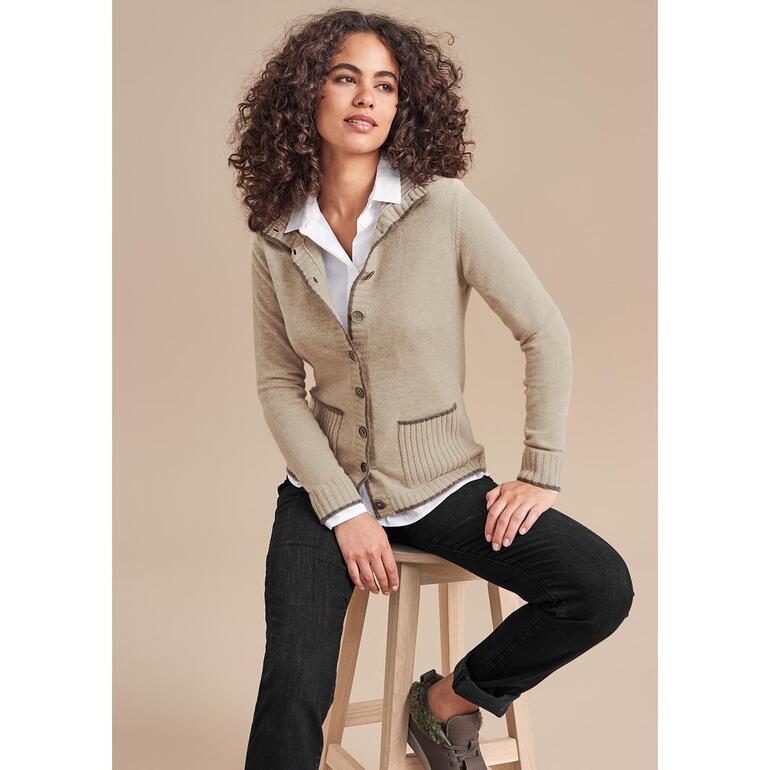 Beige Femme portant un cardigan en cachemire Two-Ply beige.
