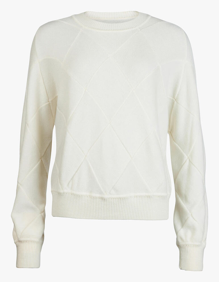 Vue avant d'un pull jaune pâle avec des motifs de tricot diagonaux.