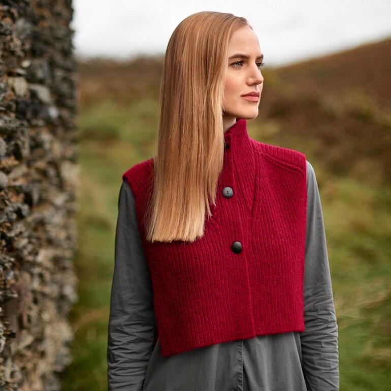 Femme portant un col rouge sur une blouse grise.